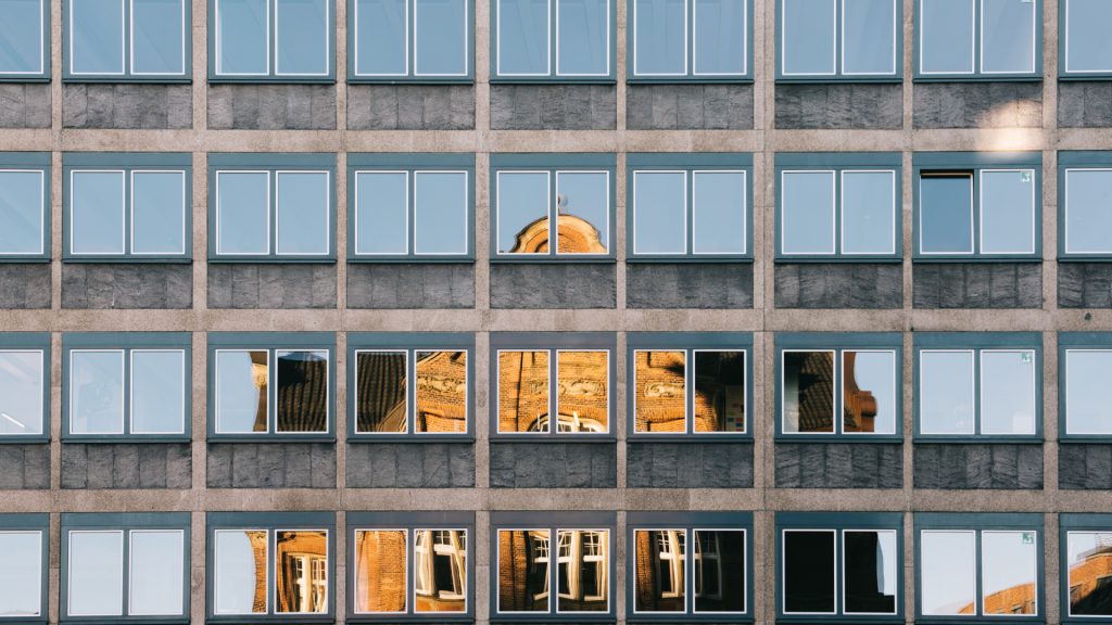 Gebäude mit Spiegelung in den Fenstern