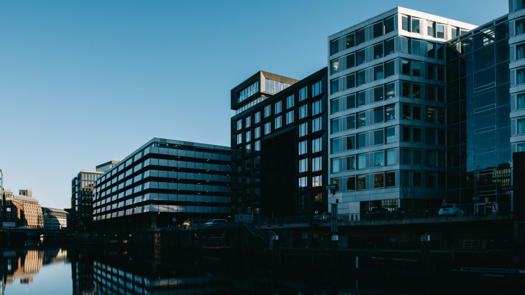 Bürogebäude an der Elbe