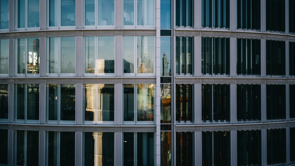 Bürogebäude mit Spiegelung in den Fenstern